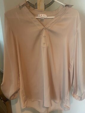 Renuar Women's Soft Tan V-Neck Button Placket Blouse